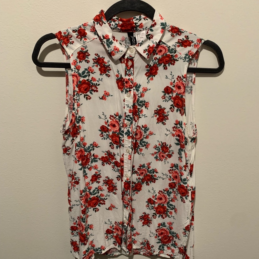 Rose-printed, button-up sleeveless top